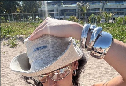 A união de vários acessórios pode deixar o look praiano ainda mais charmoso -  (crédito: Reprodução/ Instagram (@nataliacangueiro)) -A união de vários acessórios pode deixar o look praiano ainda mais charmoso -  (crédito: Reprodução/ Instagram (@nataliacangueiro))