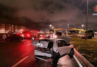 Veiculo capota ap&oacute;s colidir com um poste