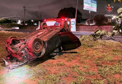 Veiculo capota ap&oacute;s colidir com um poste