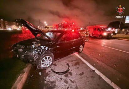 Veiculo capota ap&Atilde;&sup3;s colidir com um poste