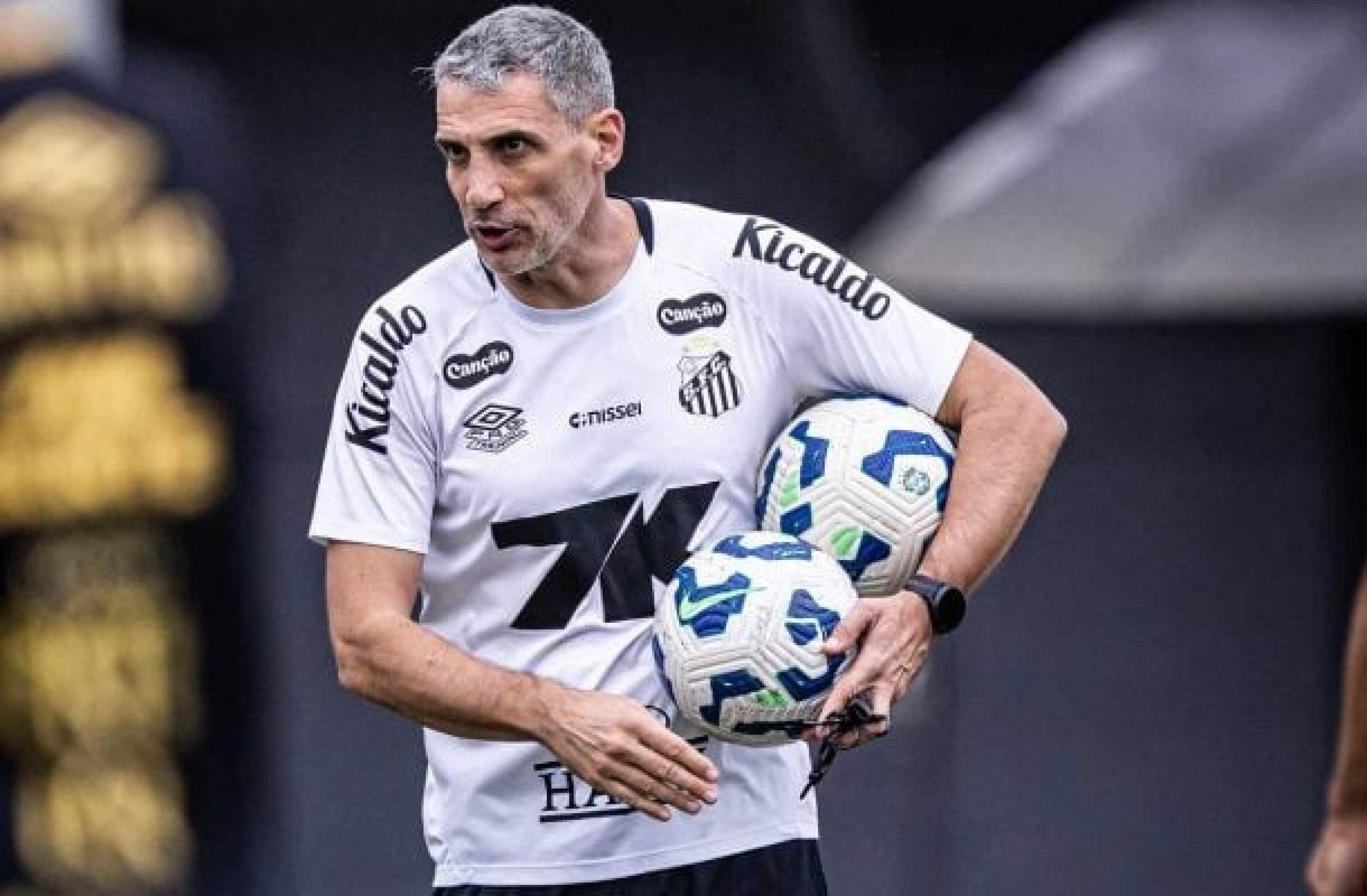 Vojvoda busca substituto para Neymar no time titular do Santos  -  (crédito: Foto: Raul Baretta/ Santos)