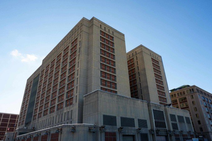 Centro de Detenção Metropolitano (MDC), onde o presidente venezuelano Nicolás Maduro está detido aguardando julgamento. O presidio fica no bairro do Brooklyn, em Nova York. Maduro e a primeira-dama Cilia Flores foram levados para Nova York no sábado, após serem capturados pelos militares americanos em Caracas. - (crédito: Adam Gray / Getty Images via AFP) Centro de Detenção Metropolitano (MDC), onde o presidente venezuelano Nicolás Maduro está detido aguardando julgamento. O presidio fica no bairro do Brooklyn, em Nova York. Maduro e a primeira-dama Cilia Flores foram levados para Nova York no sábado, após serem capturados pelos militares americanos em Caracas. - (crédito: Adam Gray / Getty Images via AFP)