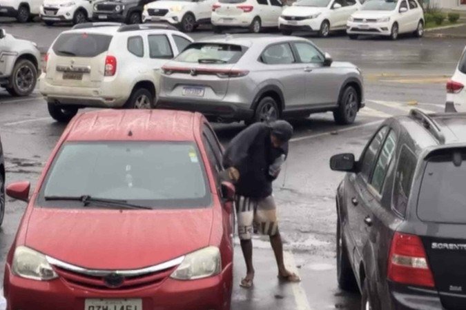 Homem é preso por tentativa de furto na Asa Norte - (crédito: PMDF/Divulgação) Homem é preso por tentativa de furto na Asa Norte - (crédito: PMDF/Divulgação)