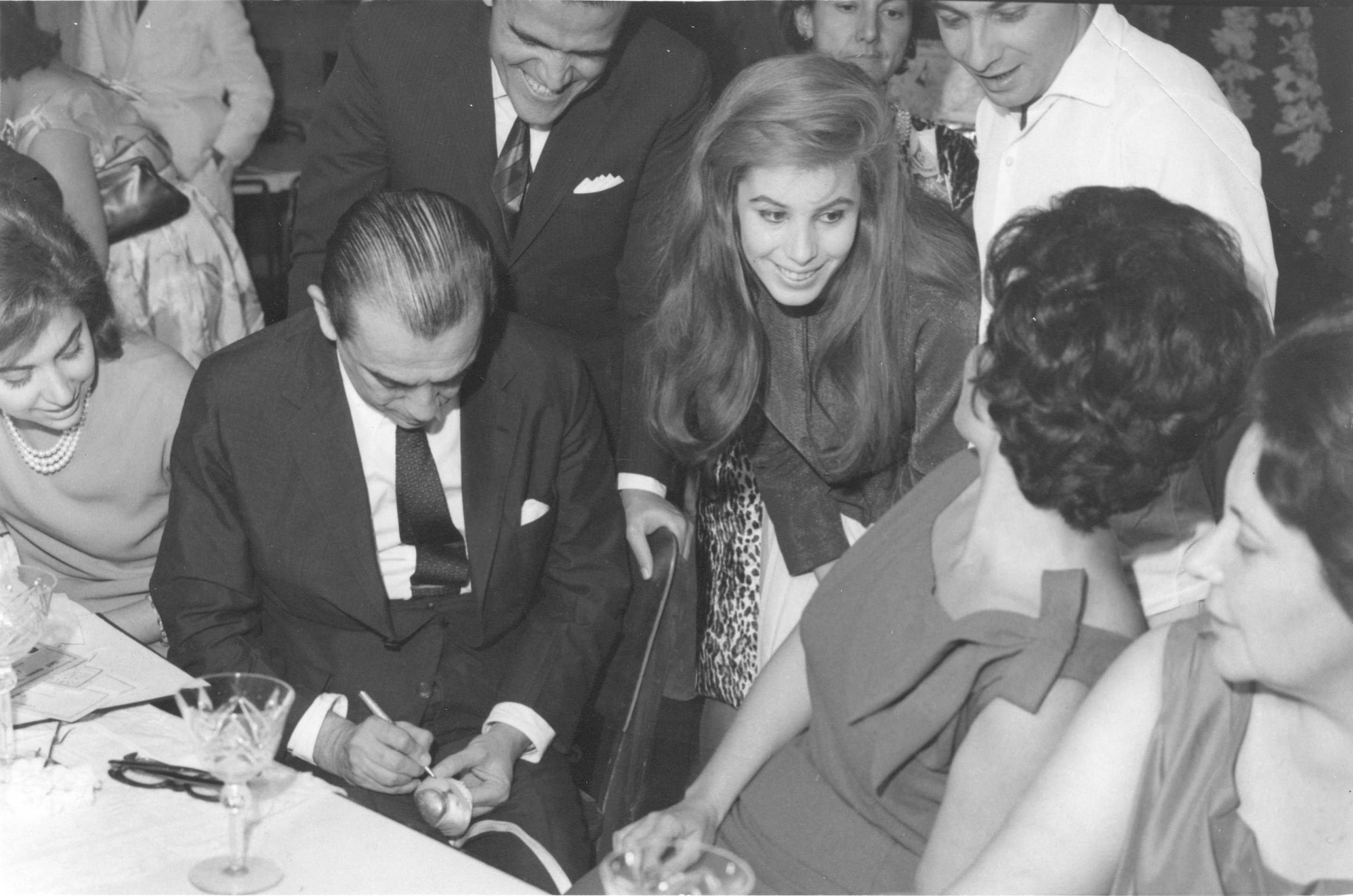 Com o ex-presidente Juscelino Kubitschek, que assinou sua sapatilha