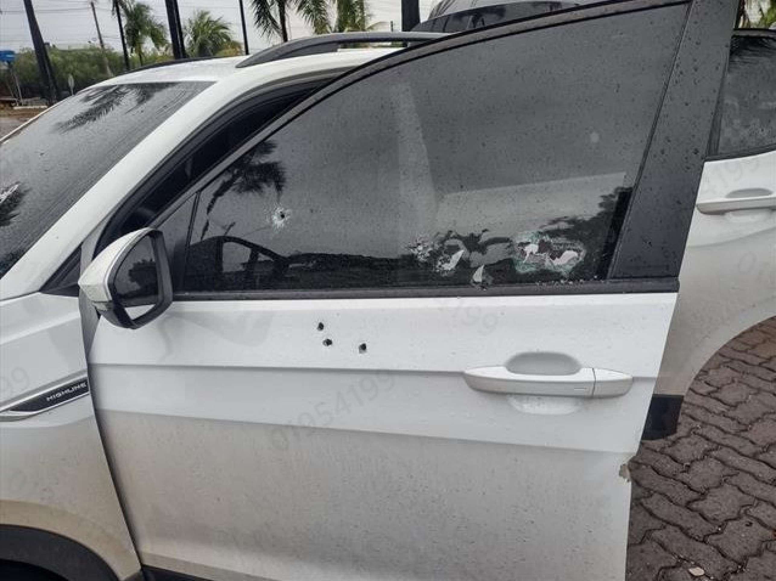 Homem tem carro alvejado e dirige ferido at&eacute; quartel dos bombeiros em S&atilde;o Sebasti&atilde;o 