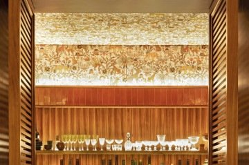 Adegas e despensas com a iluminação certa viram espaços luxuosos