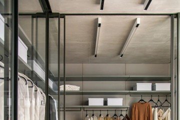 Em um closet, o equilíbrio aparece quando a marcenaria organiza roupas e acessórios de forma prática