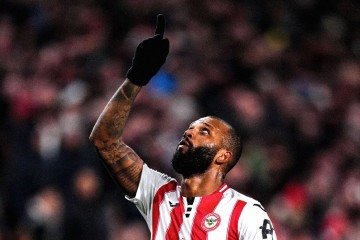 Igor Thiago comemora contra o Sunderland, ontem: ao chegar a 16, se isolou como o brasileiro mais goleador em uma temporada da Premier League -  (crédito: Divulgação/Brentford)