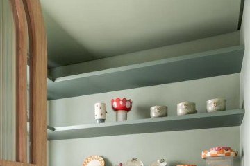 Até mesmo em um armário de louças, a amplitude caminha junto com a organização  