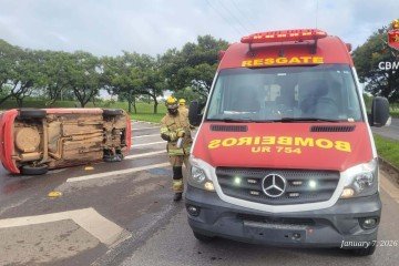 Carro capota na EPIA sul e mulher fica ferida - (crédito: CBMDF/Divulgação) Carro capota na EPIA sul e mulher fica ferida - (crédito: CBMDF/Divulgação)