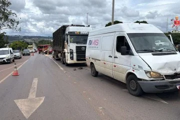 Dois carros de passeio, uma van e um caminhão colidiram na BR-020 -  (crédito: Reprodução: CBMDF)