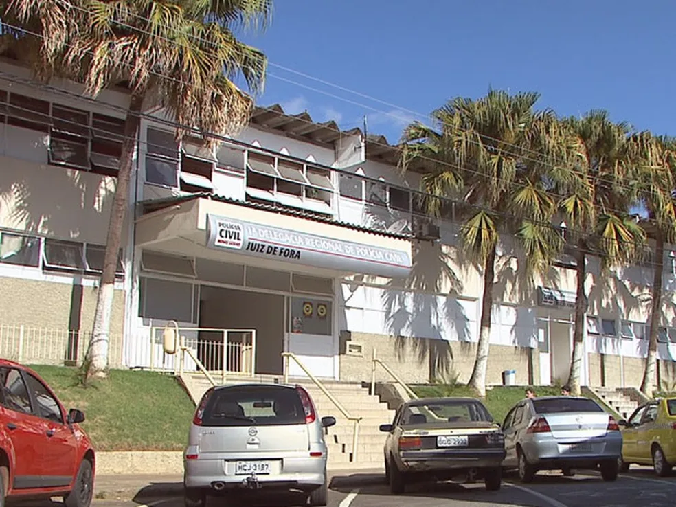 Depois de ser autuado em flagrante na Delegacia de Homicídio de Juiz de Fora, home é lavado para Presídio -  (crédito: PCMG)