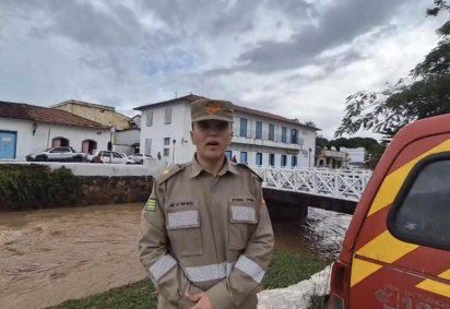 Rio Vermelho transborda ap&oacute;s forte chuva e mobiliza bombeiros na Cidade de Goi&aacute;s