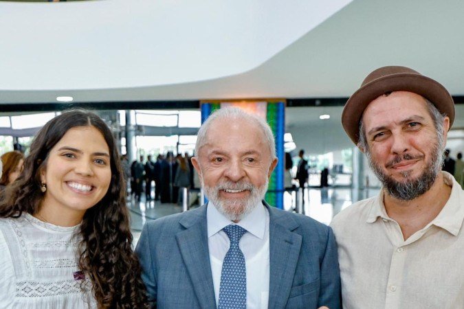  Entrega do terno estrelado para Lula. Na foto, Maria Isabela Aquino, coordenadora do Centro de Inven&ccedil;&atilde;o e Tico Magalh&atilde;es, fundador do grupo Seu Estrelo