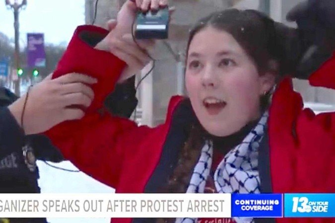 Mulher de 22 anos foi detida quando dava entrevista ao vivo a uma emissora local - (crédito: WZZM 13 / Reprodução) Mulher de 22 anos foi detida quando dava entrevista ao vivo a uma emissora local - (crédito: WZZM 13 / Reprodução)