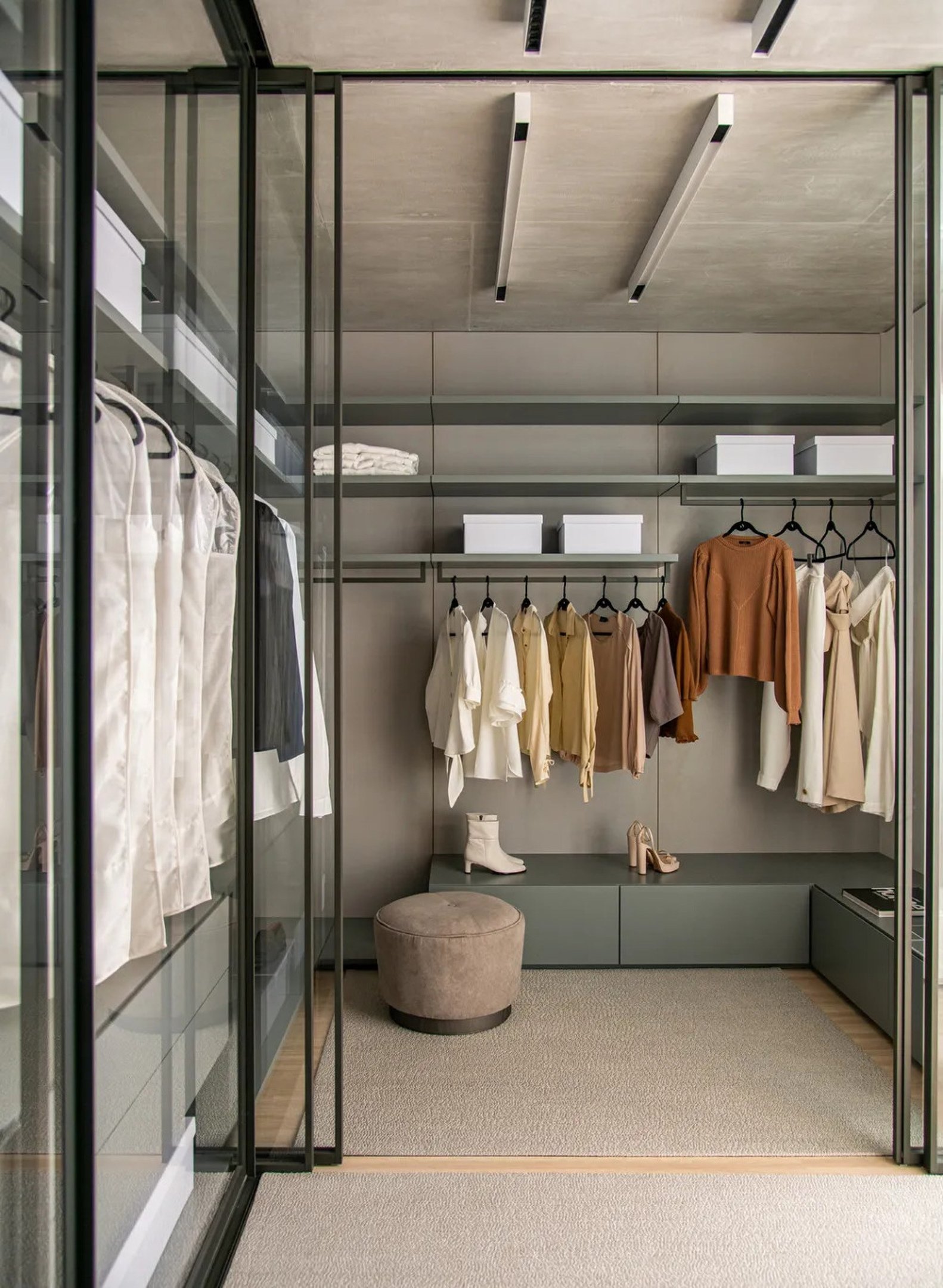 Em um closet, o equil&iacute;brio aparece quando a marcenaria organiza roupas e acess&oacute;rios de forma pr&aacute;tica