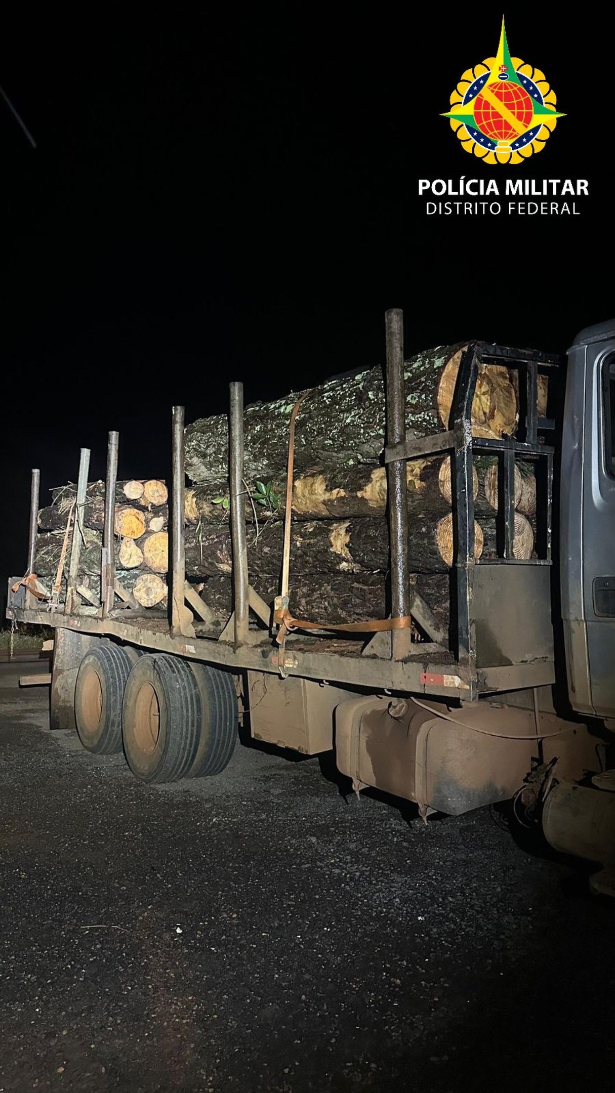 Fiscaliza&ccedil;&atilde;o flagra transporte irregular de madeira no Gama 