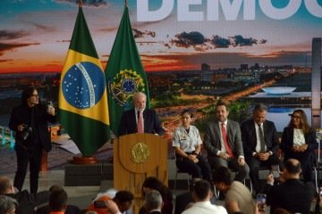 Lula discursa durante o ato de três anos do 8 de Janeiro: veto ao PL da dosimetria - (crédito: Marcelo Ferreira/CB/D.A Press) Lula discursa durante o ato de três anos do 8 de Janeiro: veto ao PL da dosimetria - (crédito: Marcelo Ferreira/CB/D.A Press)