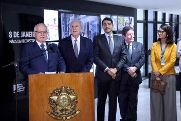 Fachin durante abertura da exposição '8 de Janeiro: Mãos da Reconstrução'

  -  (crédito: LUIZ SILVEIRA/STF)