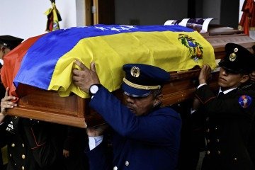 Membros da For&ccedil;a Armada Nacional Bolivariana carregam caix&atilde;o de colega morto no ataque dos EUA, em Caracas