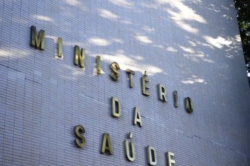 O Ministério da Saúde também  distribui os soros de graça para pessoas que foram picadas.  O soro antiaracnídico (Loxosceles, Phoneutria e Tityus) é encontrado em serviços de saúde de referência para tratamento de pacientes picados. Deve ser armazenado a temperatura entre 2ºC e 8°C. -  (crédito: Marcello Casal Jr/Agência Brasil)