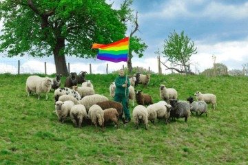 Michael Stücke, agricultor e ativista assumidamente gay, com as ovelhas da fazenda -  (crédito: Rainbow Wool / reprodução)