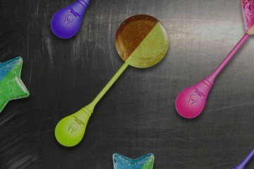 Pirulito usa condução óssea para transmitir músicas. Os componentes eletrônicos ficam alojados no palito do doce e são ativados quando o usuário morde a guloseima -  (crédito: lollipopstar.com / reprodução)