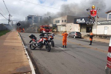 Carro pega fogo em Vicente Pires e mobiliza bombeiros nesta quinta (8/1)
 -  (crédito: CBMDF/Divulgação)
