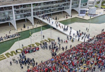Apoiadores do governo compareceram à Praça dos Três Poderes e foram saudados por Lula -  (crédito: Ricardo Stuckert/PR) -Apoiadores do governo compareceram à Praça dos Três Poderes e foram saudados por Lula -  (crédito: Ricardo Stuckert/PR)