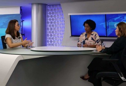 Andrea J&aacute;como (E), pediatra e professora do Ceub, em entrevista ao CB.Sa&uacute;de. Na bancada, Carmen Souza (C) e Sibele Negromonte
       -  (crédito:  Bruna Gaston CB/DA Press)