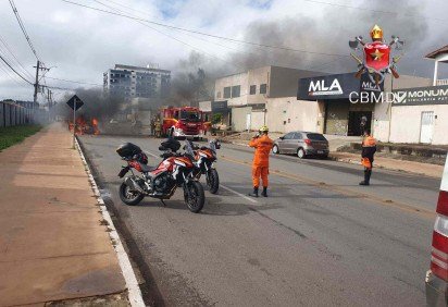 Carro pega fogo em Vicente Pires e mobiliza bombeiros nesta quinta (8/1)
 -  (crédito: CBMDF/Divulgação) -Carro pega fogo em Vicente Pires e mobiliza bombeiros nesta quinta (8/1)
 -  (crédito: CBMDF/Divulgação)