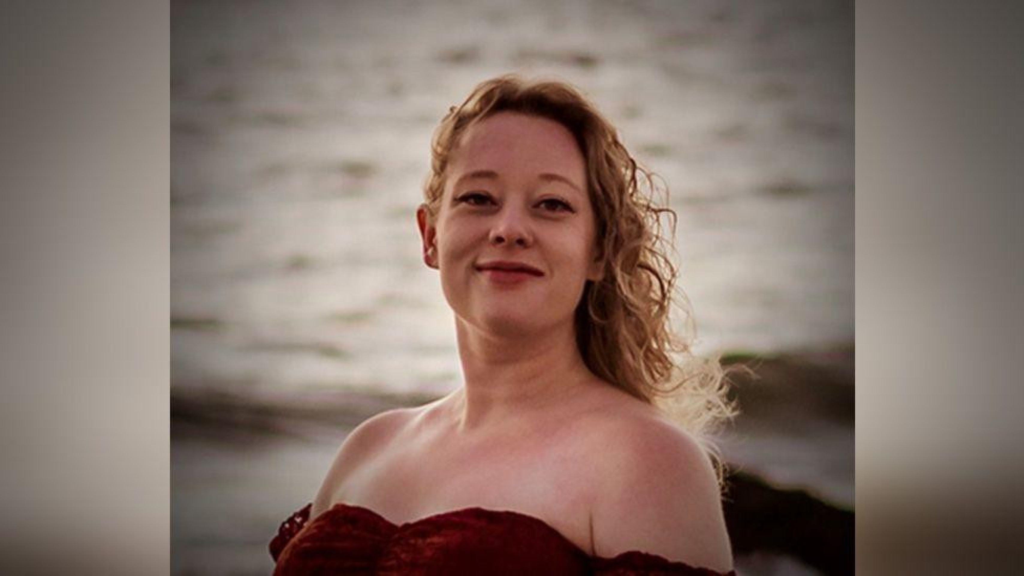 Pessoas deixaram flores, velas e mensagens em um memorial improvisado para Good em Minneapolis -  (crédito: Getty Images)