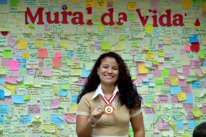 Thayane, 17, doa sangue desde que completou a idade m&iacute;nima de 16 anos