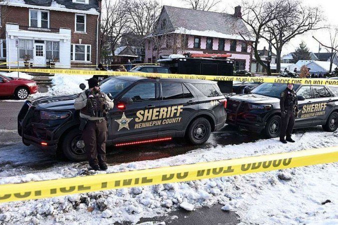 Pessoas se reúnem durante uma vigília em homenagem à mulher baleada em Minneapolis - (crédito: REUTERS/Tim Evans) Pessoas se reúnem durante uma vigília em homenagem à mulher baleada em Minneapolis - (crédito: REUTERS/Tim Evans)