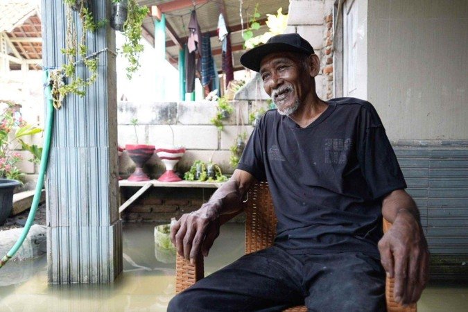 Os filhos de Ningsih usam uma balsa improvisada para ir à escola. A balsa é feita com restos de isopor e um colchão velho - (crédito: Ayomi Amindoni/BBC) Os filhos de Ningsih usam uma balsa improvisada para ir à escola. A balsa é feita com restos de isopor e um colchão velho - (crédito: Ayomi Amindoni/BBC)