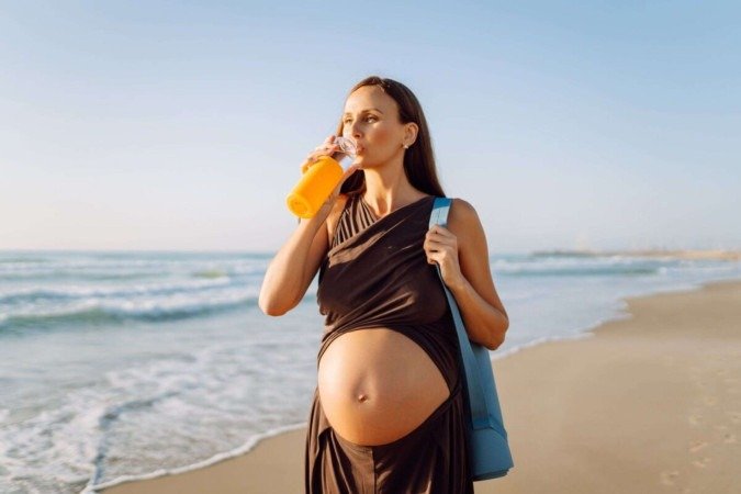 Grávidas são mais sensíveis ao calor e precisam ter cuidado na praia (Imagem: maxbelchenko | Shutterstock)
- (crédito: EdiCase) Grávidas são mais sensíveis ao calor e precisam ter cuidado na praia (Imagem: maxbelchenko | Shutterstock)
- (crédito: EdiCase)