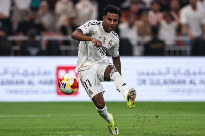 Real Madrid's Brazilian forward #11 Rodrygo kicks the ball during the Spanish Supercup semi-final football match between Atletico Madrid and Real Madrid at King Abdullah Sports City in Jeddah on January 8, 2026. - (crédito: Fadel Senna/AFP) Real Madrid's Brazilian forward #11 Rodrygo kicks the ball during the Spanish Supercup semi-final football match between Atletico Madrid and Real Madrid at King Abdullah Sports City in Jeddah on January 8, 2026. - (crédito: Fadel Senna/AFP)
