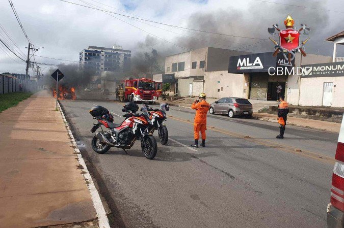 Carro pega fogo em Vicente Pires e mobiliza bombeiros nesta quinta (8/1)
- (crédito: CBMDF/Divulgação) Carro pega fogo em Vicente Pires e mobiliza bombeiros nesta quinta (8/1)
- (crédito: CBMDF/Divulgação)