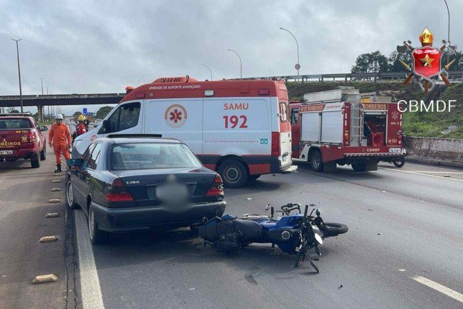 Acidente envolvendo um carro e duas motos interditou totalmente a via na altura do segundo viaduto ap&oacute;s o Catetinho
