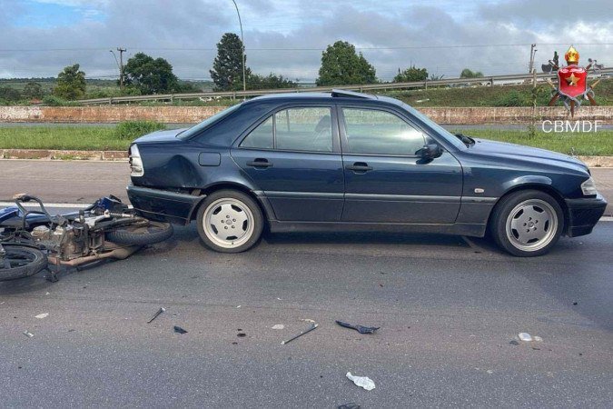 Motociclista morre em grave colisão na EPIA Sul
- (crédito: CBMDF/Divulgação) Motociclista morre em grave colisão na EPIA Sul
- (crédito: CBMDF/Divulgação)
