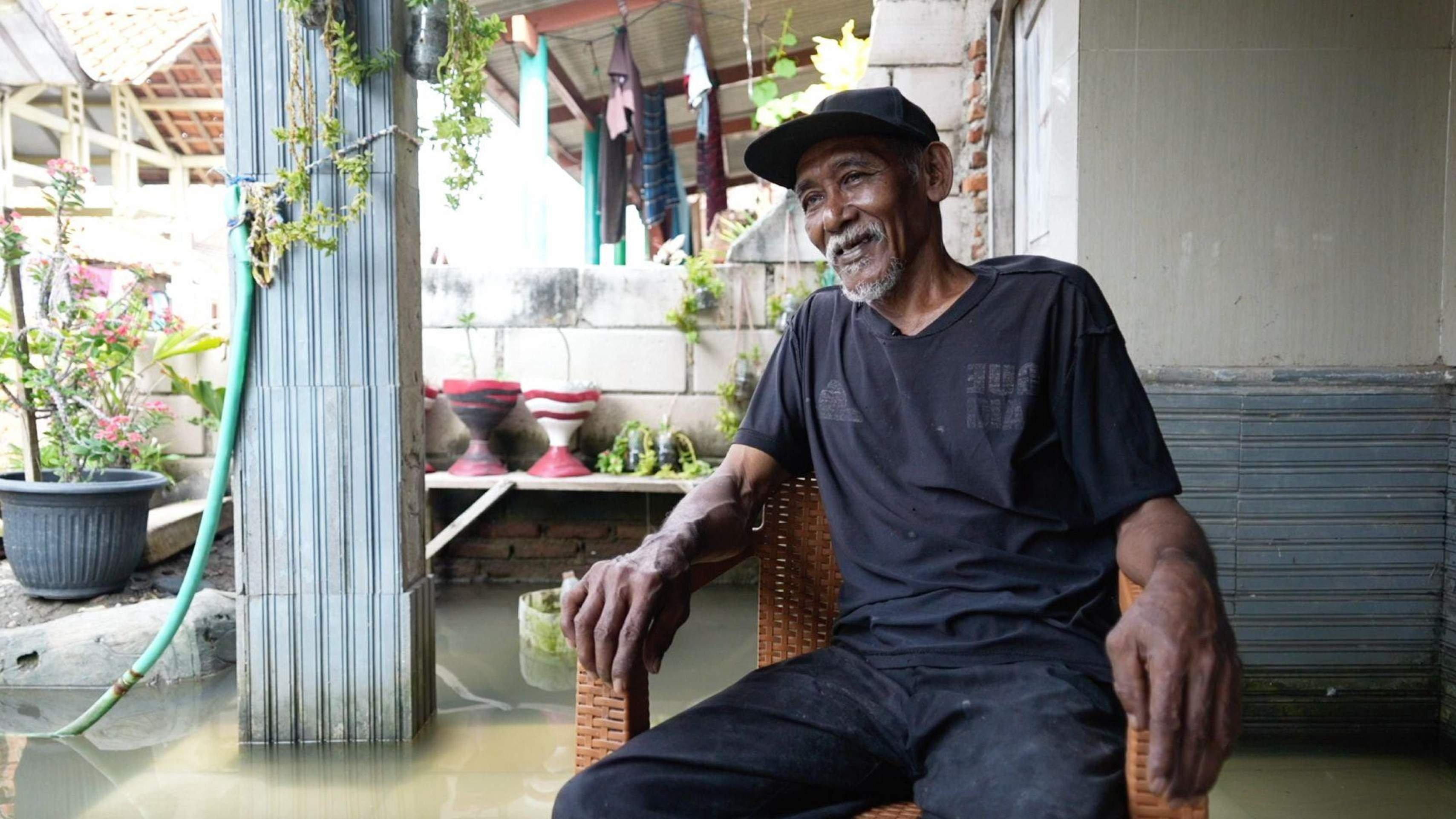 Os filhos de Ningsih usam uma balsa improvisada para ir à escola. A balsa é feita com restos de isopor e um colchão velho -  (crédito: Ayomi Amindoni/BBC)