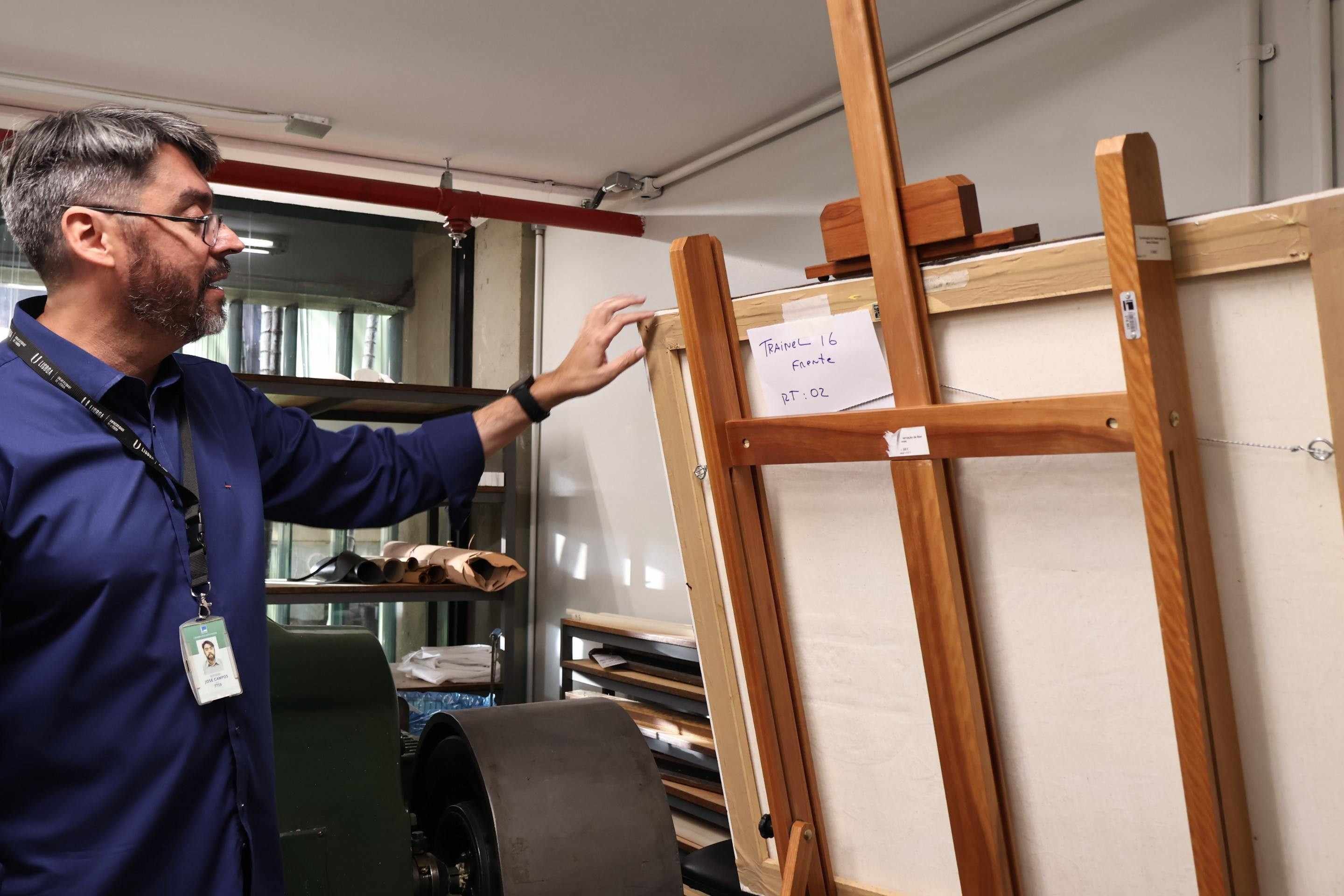 Jos&eacute; Raymundo Ribeiro &eacute; arquivista e diretor da Coordena&ccedil;&atilde;o de Preserva&ccedil;&atilde;o de Conte&uacute;dos Informacionais do Centro de Documenta&ccedil;&atilde;o e Informa&ccedil;&atilde;o (Cedi). Na imagem, ele mostra um quadro cujo restauro precisa ser feito na moldura