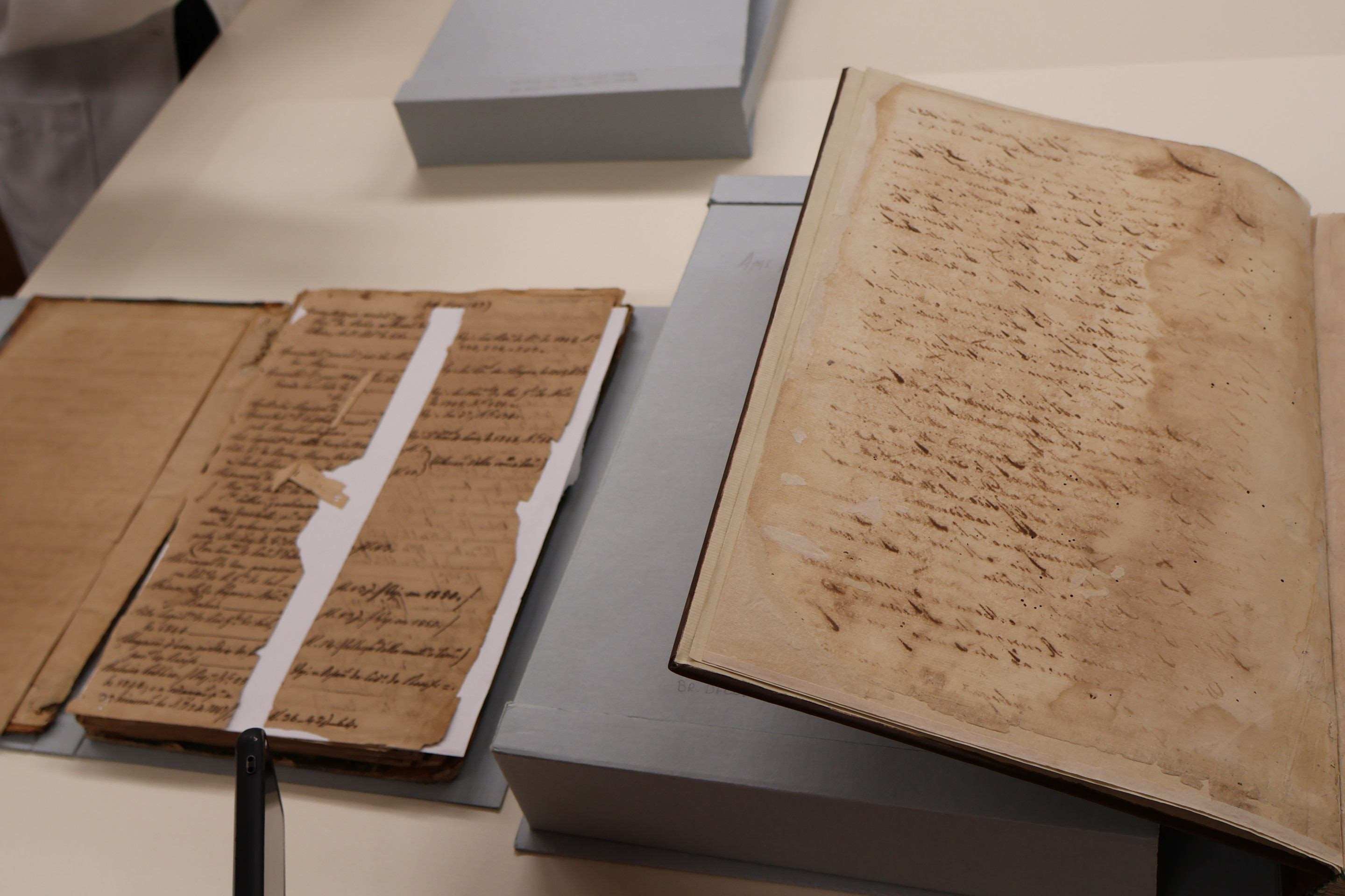 Documento (E) em processo de restaura&ccedil;&atilde;o, e outro que ainda vai ser recuperado