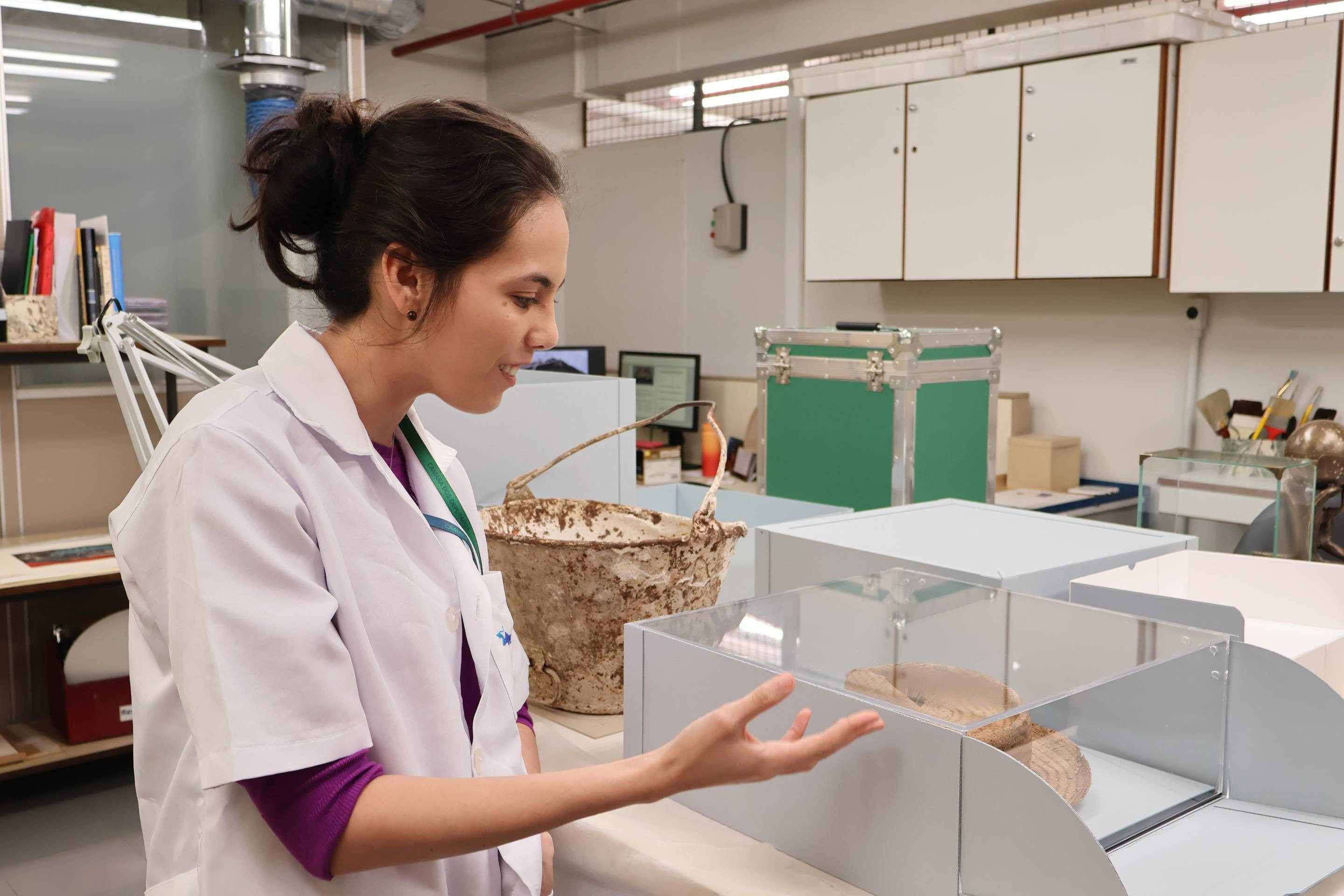  Virginia Barbosa trabalha na restaura&ccedil;&atilde;o de documentos tridimencionais        