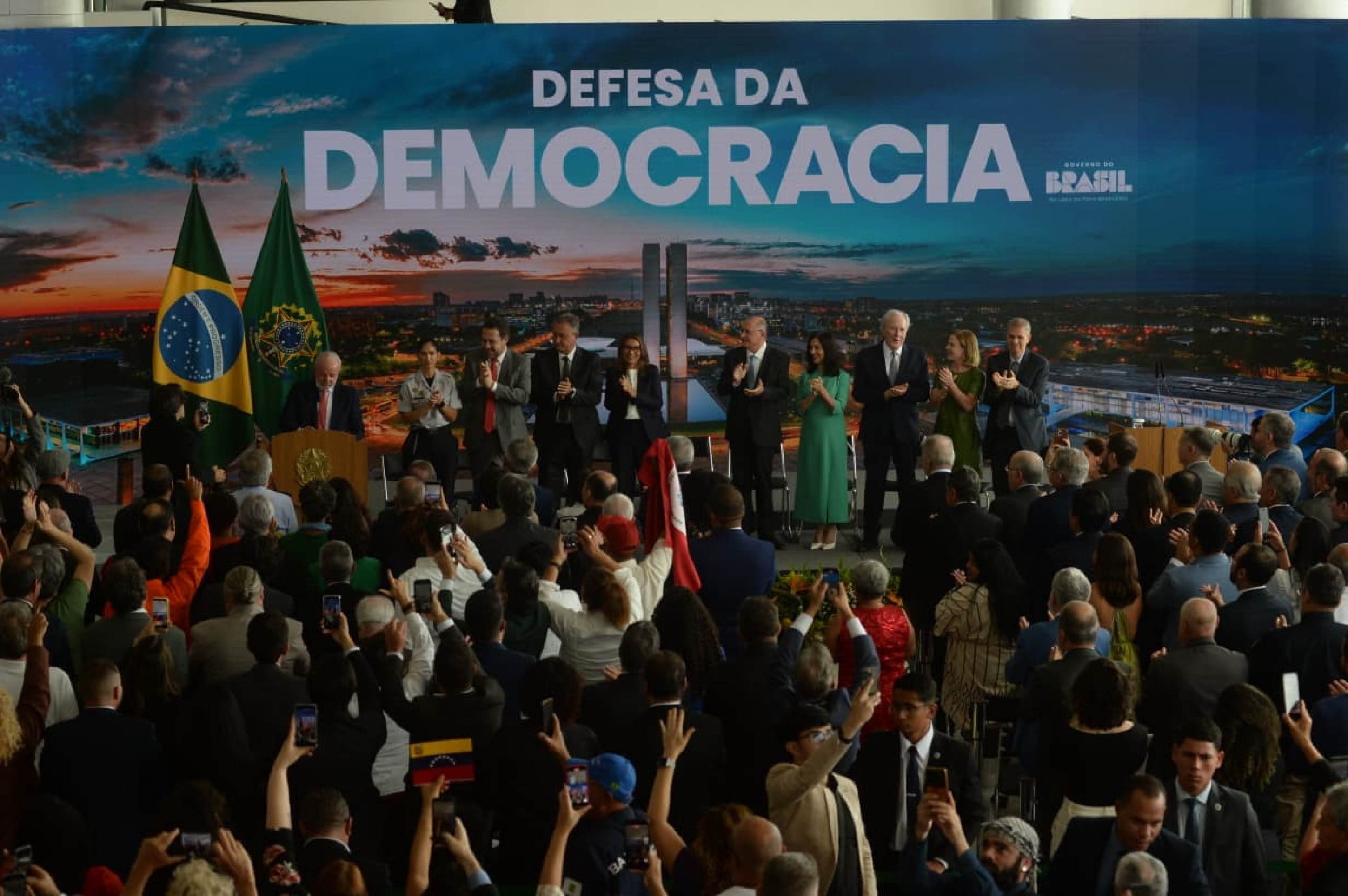 Cerim&ocirc;nia no Pal&aacute;cio do Planalto defende democracia e relembra ataques de 8 de janeiro