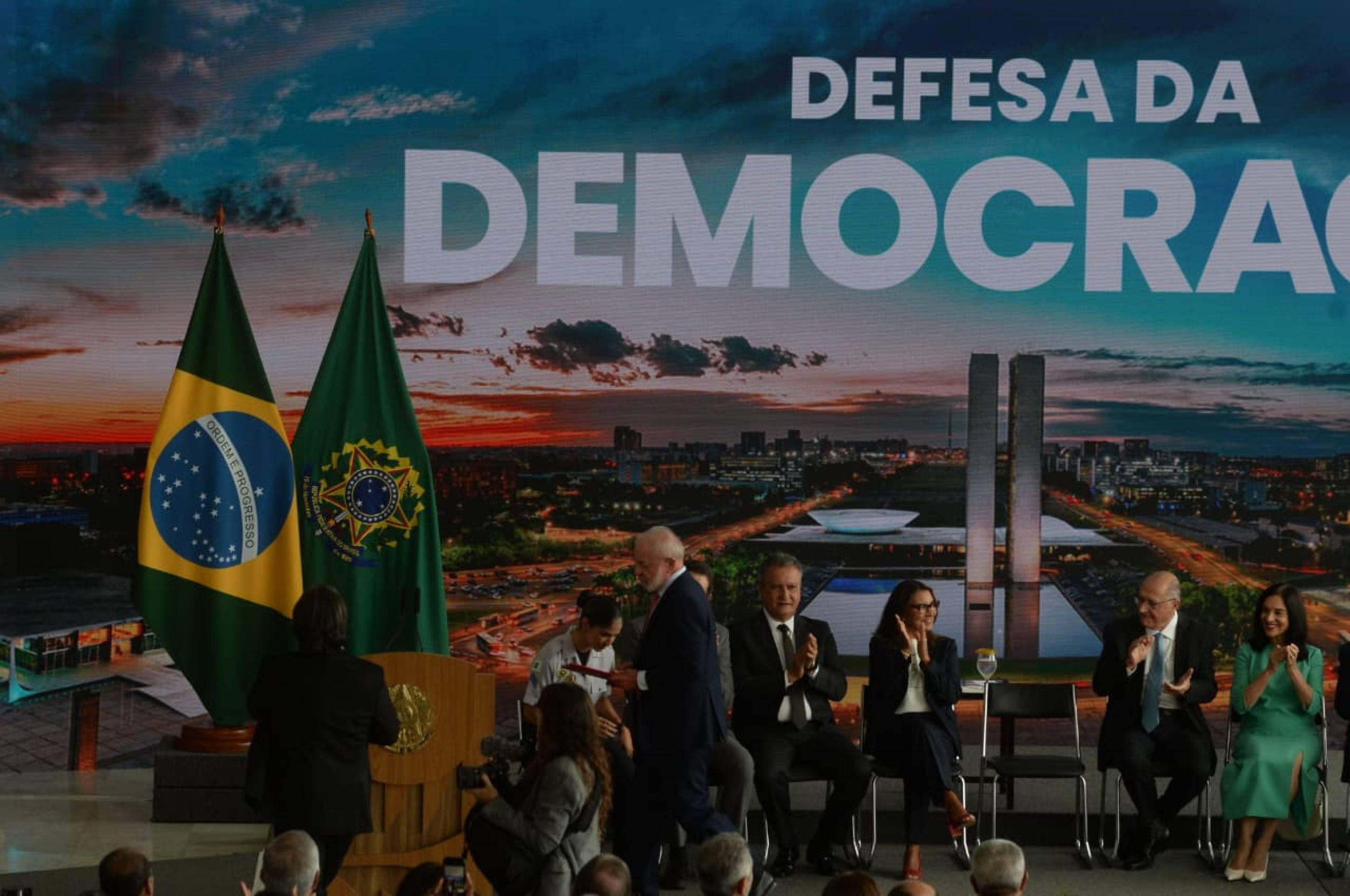 Cerim&ocirc;nia no Pal&aacute;cio do Planalto defende democracia e relembra ataques de 8 de janeiro