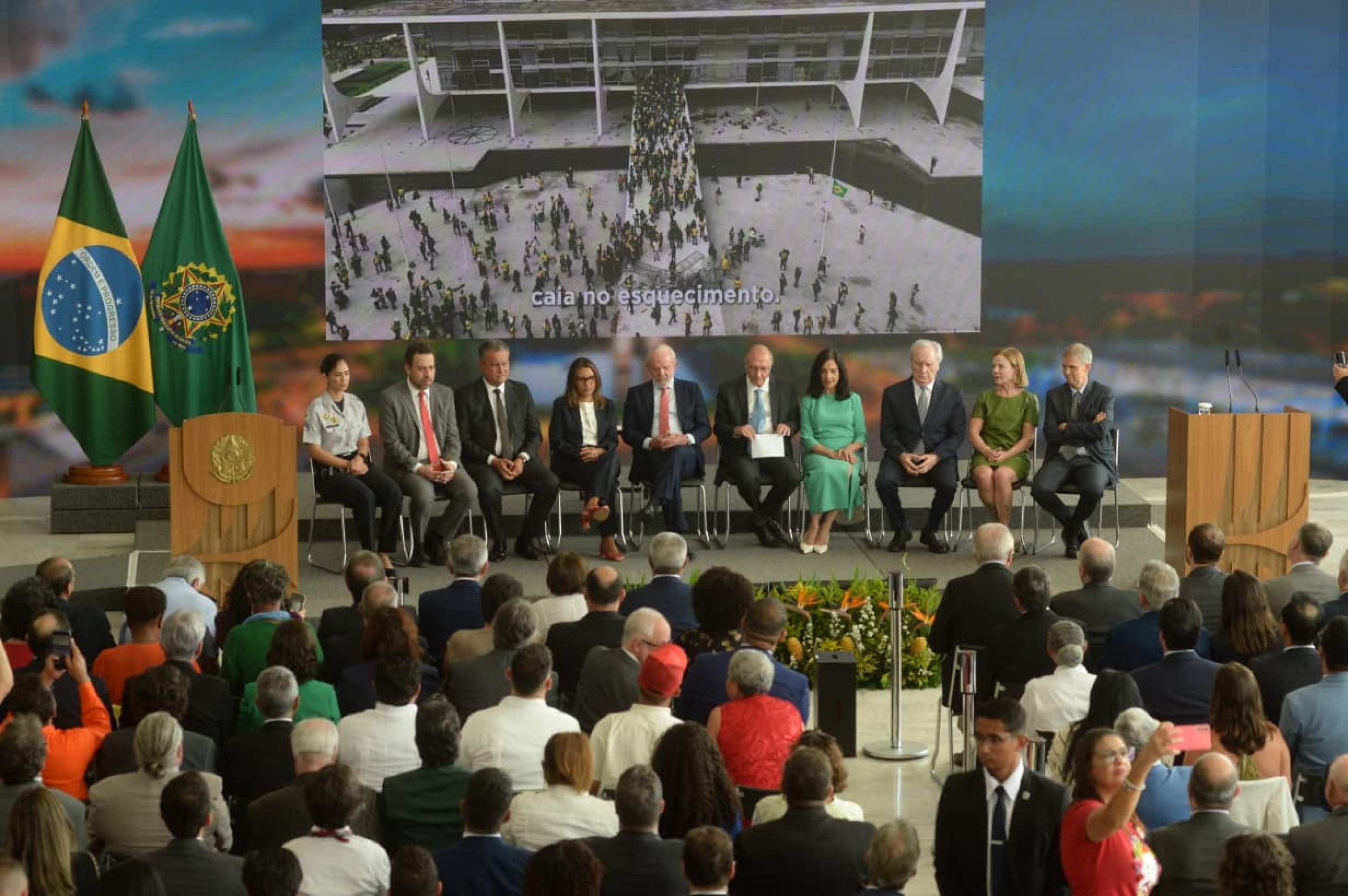 Cerim&ocirc;nia no Pal&aacute;cio do Planalto defende democracia e relembra ataques de 8 de janeiro