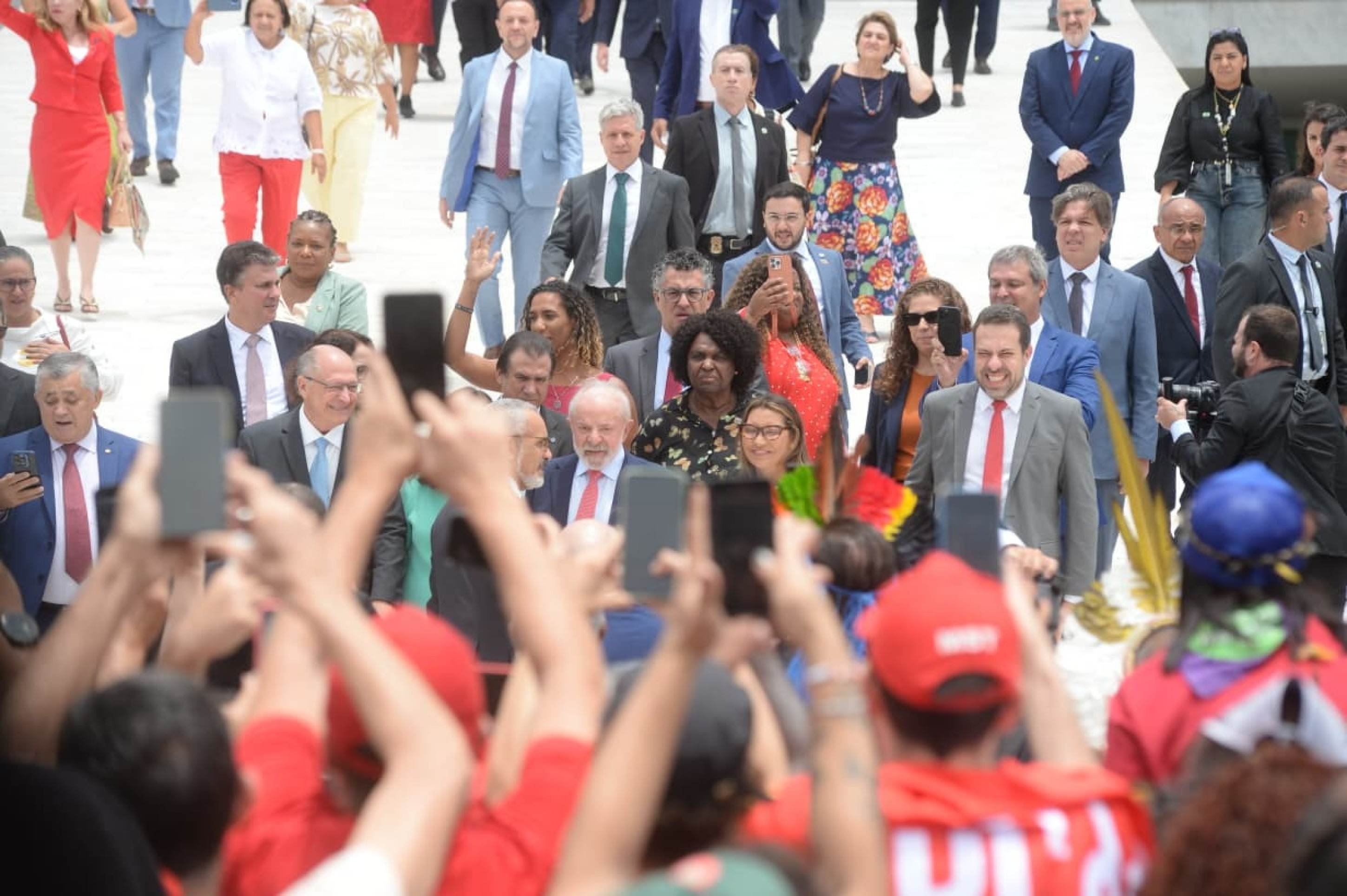 Lula desce rampa do Pal&aacute;cio do Planalto e cumprimenta p&uacute;blico ap&oacute;s cerim&ocirc;nia em defesa da democracia e mem&oacute;ria aos atos de 8/1