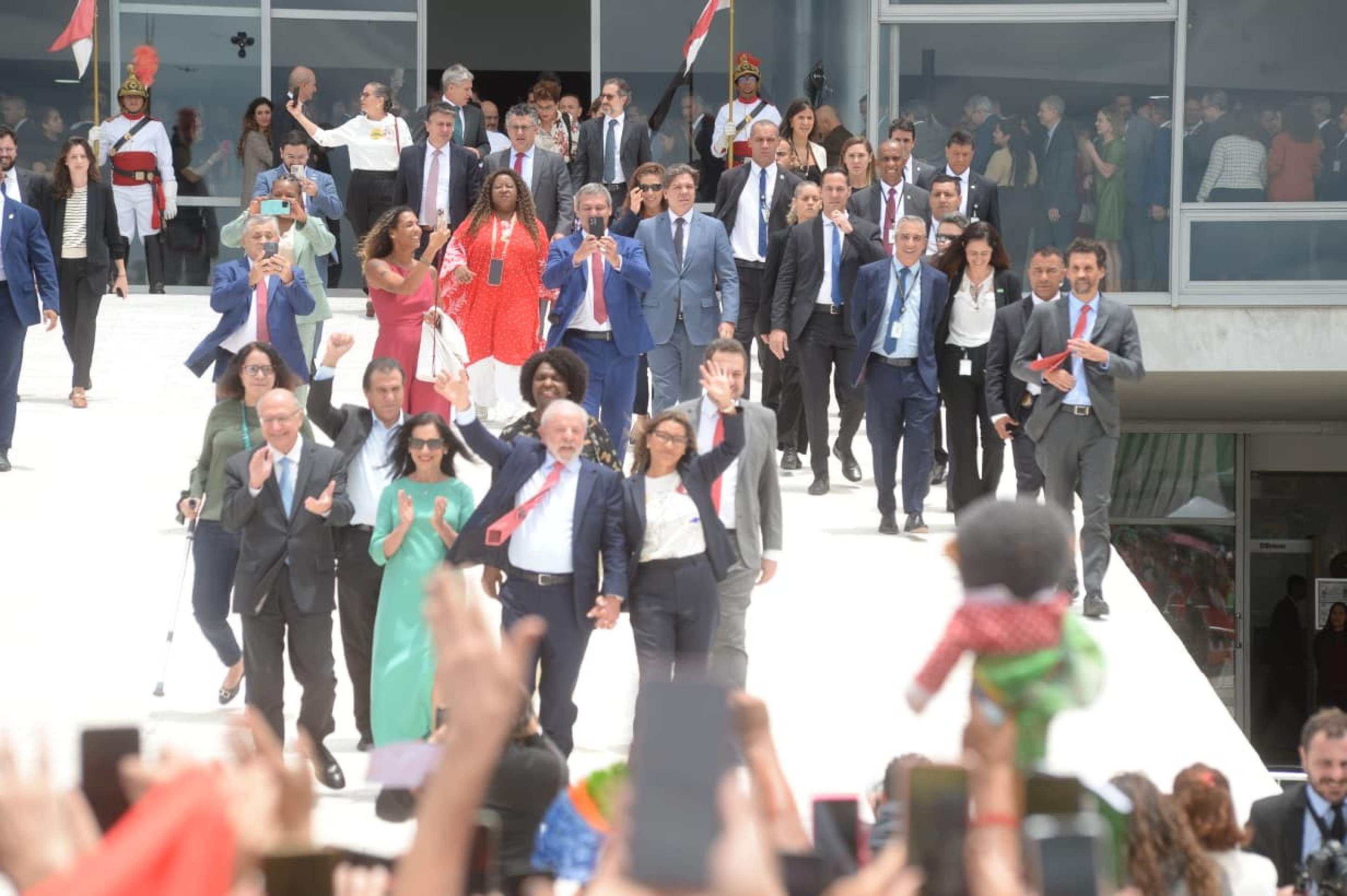 Lula desce rampa do Pal&aacute;cio do Planalto e cumprimenta p&uacute;blico ap&oacute;s cerim&ocirc;nia em defesa da democracia e mem&oacute;ria aos atos de 8/1