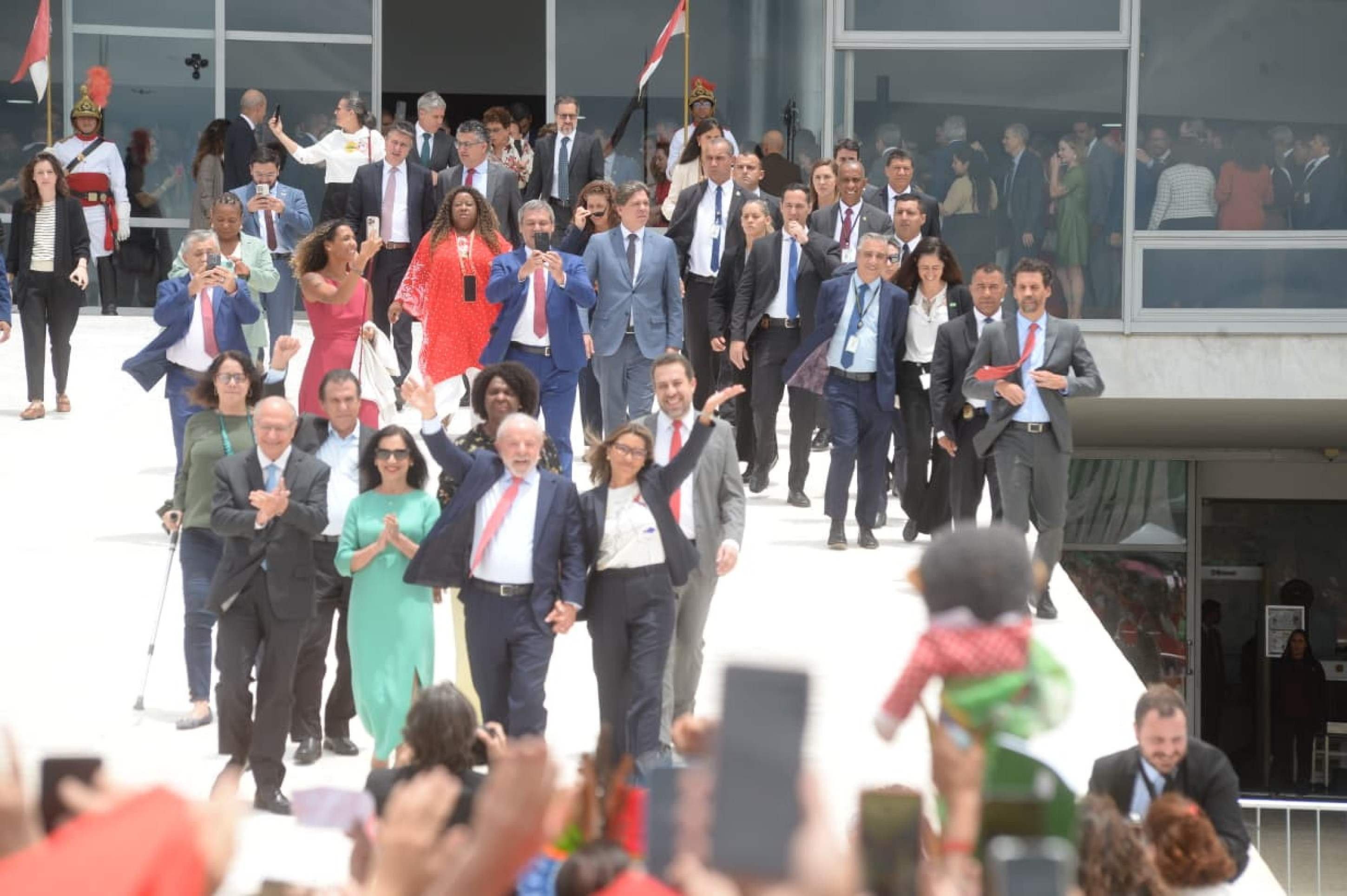 Lula desce rampa do Pal&aacute;cio do Planalto e cumprimenta p&uacute;blico ap&oacute;s cerim&ocirc;nia em defesa da democracia e mem&oacute;ria aos atos de 8/1